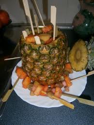 Brocheta de piña, kiwi y uva