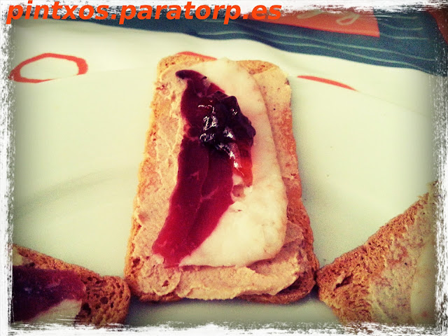 Canapé de jamón de pato sobre mouse de foie de oca y fresa - Receta Fácil Paso a Paso