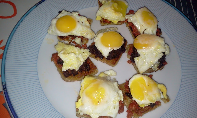 Canapé de morcilla, chorizo y huevo de codorniz - Receta Fácil Paso a Paso