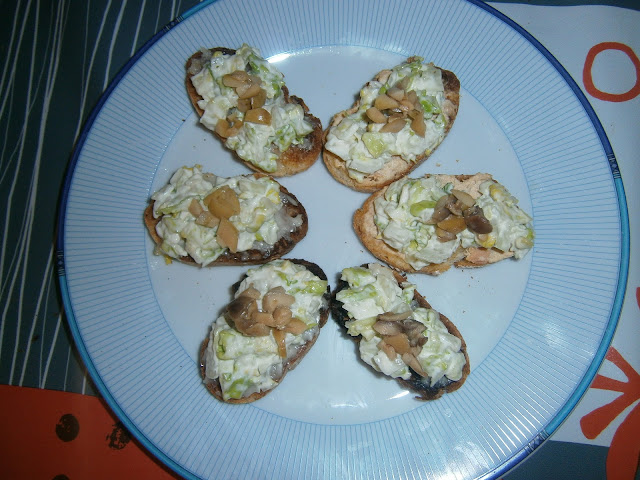 Canapé de queso/paté de salmón, lechuga y mayonesa - Receta Fácil Paso a Paso