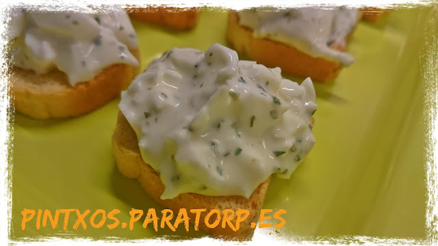 Canapés de clara de huevo duro y alioli