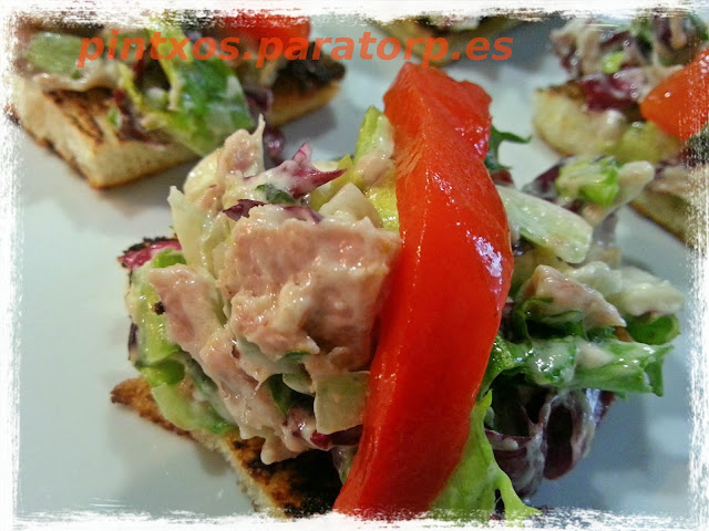 Canapés de ensalada y atún con mayonesa - Receta Fácil Paso a Paso
