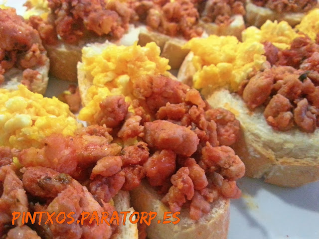 Canapés de picadillo de chorizo y revuelto de huevo - Receta Fácil Paso a Paso