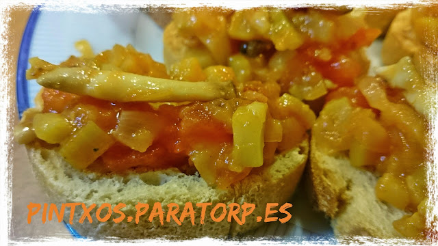Canapés de pisto con navajas