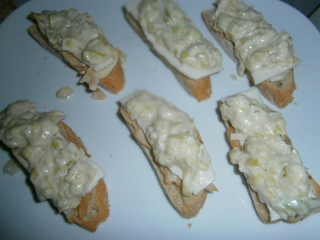 Canapés de pollo, queso de cabra y salsa de puerros y queso azul suave - Receta Fácil Paso a Paso
