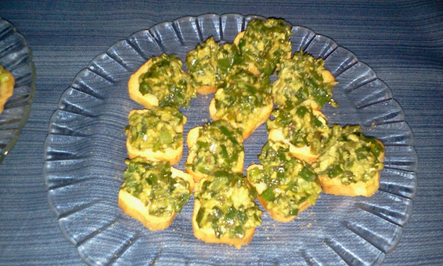 Canapés de revuelto de cebollino y de puerros silvestres