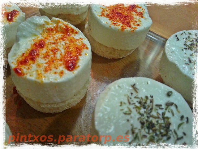 Canapés de rulo de queso de cabra con tomillo y pimentón