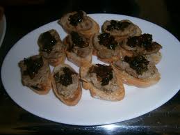 Canapés de solomillo y cebolleta caramelizada a la bbq