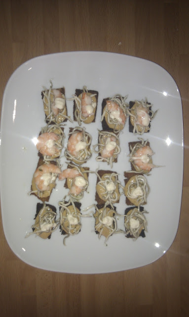 Canapés de sucedáneo de txangurro, gulas y langostino - Receta Fácil Paso a Paso
