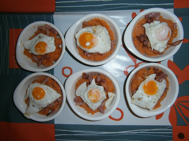 Cazuelita de patatas revolconas con huevo de codorniz