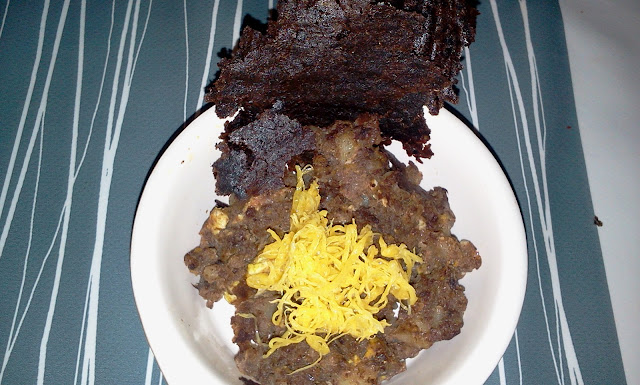 Cazuelita de revuelto de morcilla, patata y huevo con lamina crujiente de morcilla
