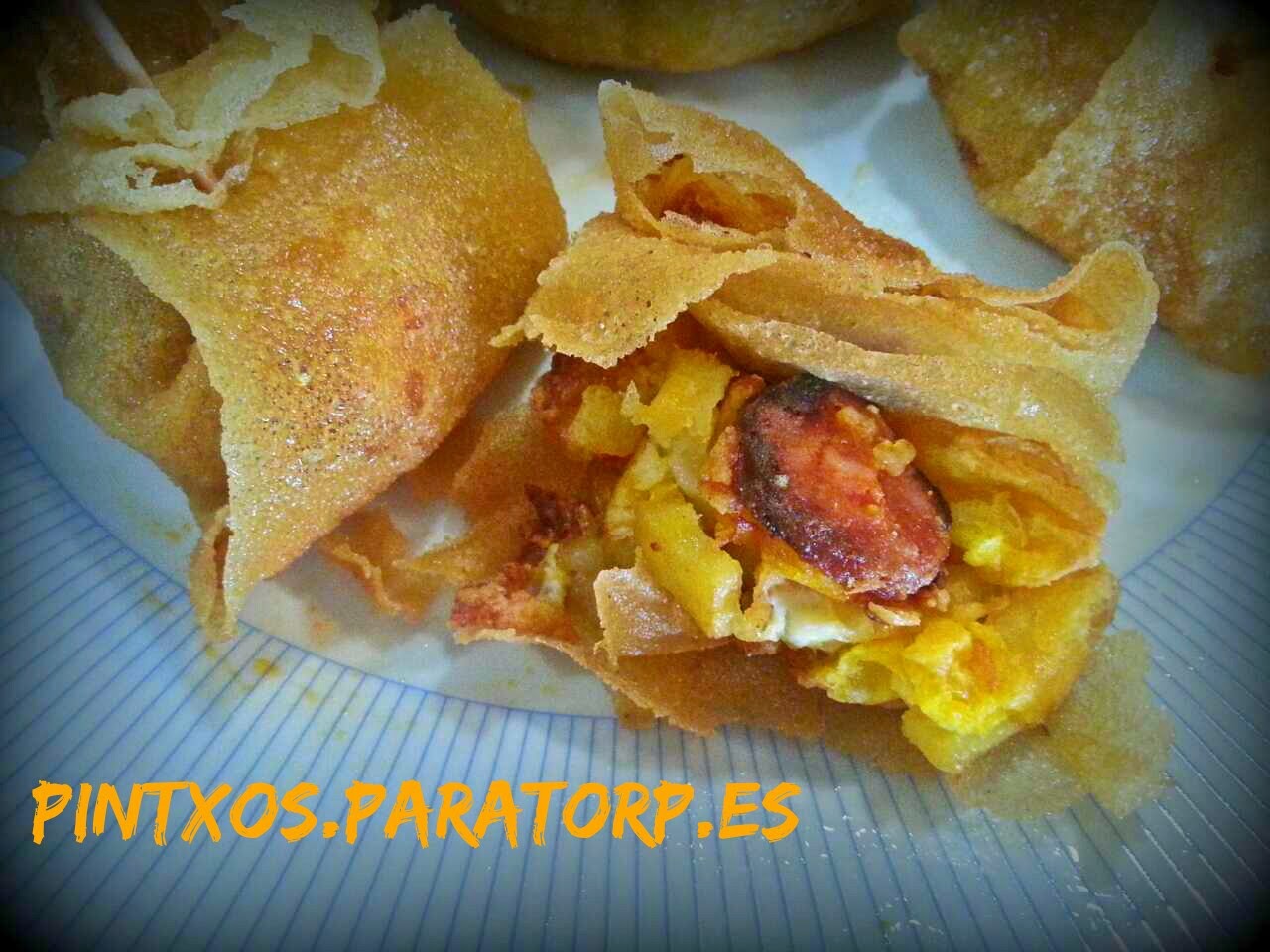 Crujientes de huevos rotos con chorizo - Receta Fácil Paso a Paso