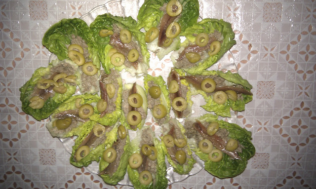 Hojas de cogollo en paté de pato con anchoas y olivas