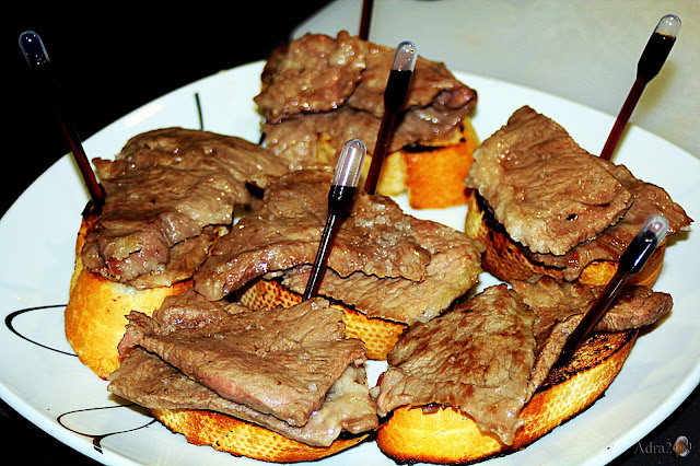 Mini tosta de presa iberica con pipeta de reducción de pedro ximenez