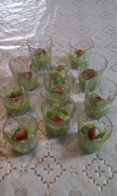 Mouse de aguacate y fresas