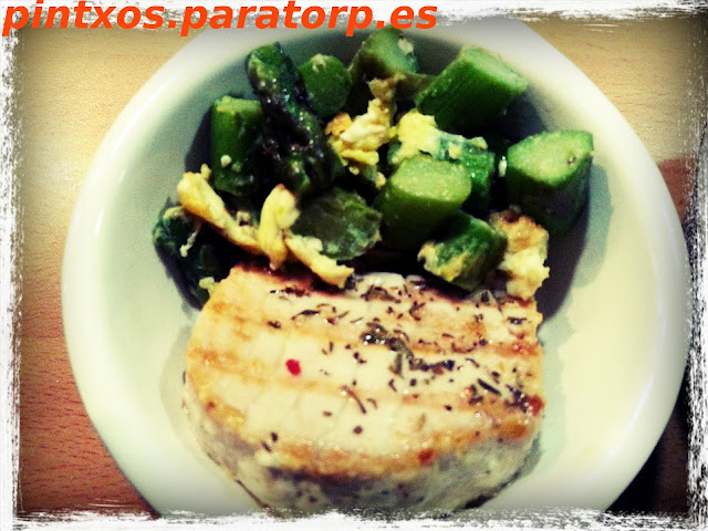 Pintxo de atún con revuelto de trigueros - Receta Fácil Paso a Paso
