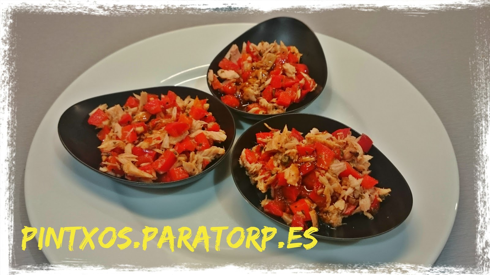 Pintxo de atún y pimientos a la brasa con vinagreta de frambuesa y albahaca