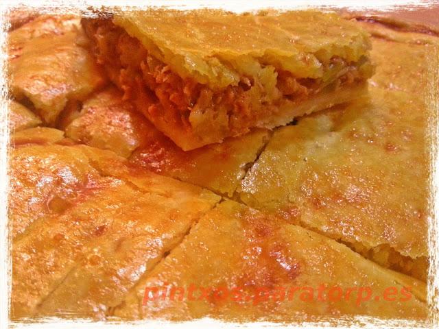 Pintxo de empanada de bonito, cebolleta y calabacín