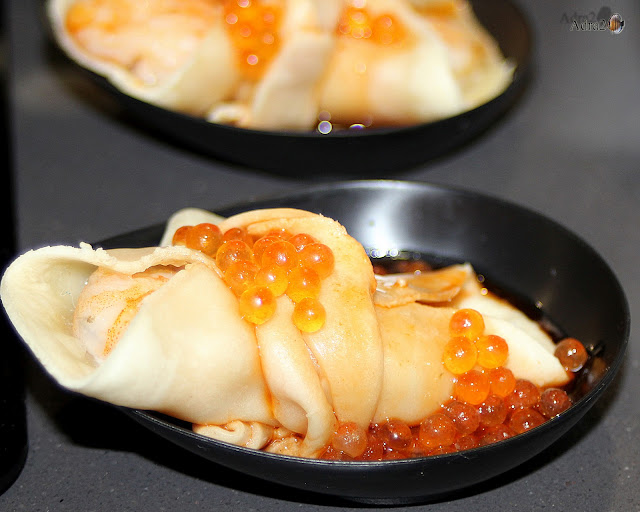 Pintxo de lazos de langostinos con aceite de marisco y huevas de salmón - Receta Fácil Paso a Paso