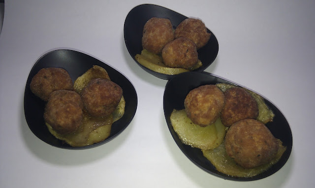 Pintxo de mini albondigas en cama de patatas fritas