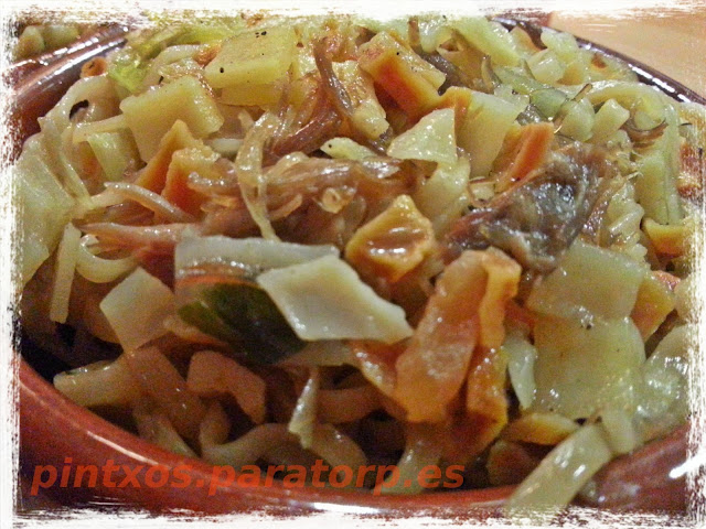 Pintxo de noodles con pato confitado y verduras
