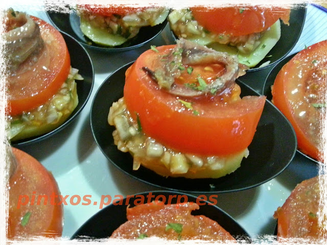 Pintxo de patata, tomate y anchoa con vinagreta agridulce de cebolleta y cebollino - Receta Fácil Paso a Paso