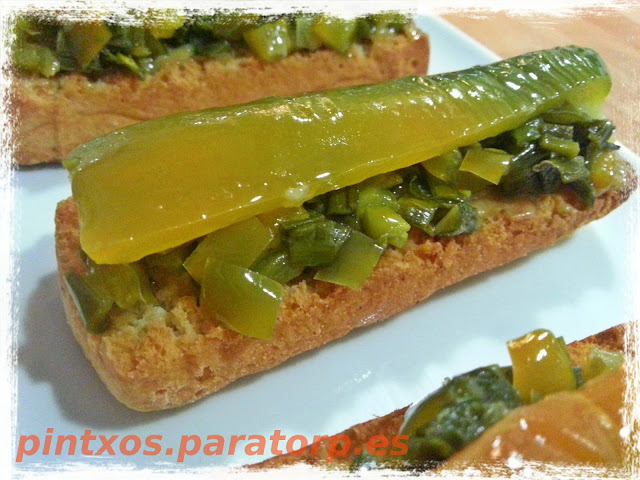 Pintxo de pimientos y cebolleta con salsa de mostaza, miel y crema de vinagre Pedro Ximenez