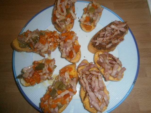 Pintxo de revuelto de hortalizas y bacon en salsa sobre pan tortillero - Receta Fácil Paso a Paso