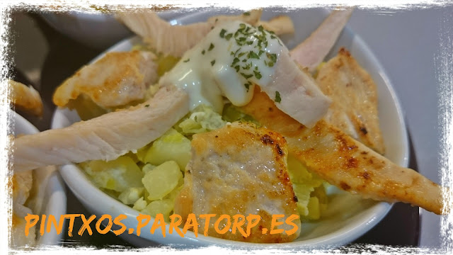Pintxo de revuelto de puerro y calabacín con pollo y alioli