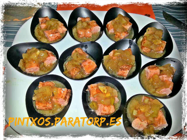 Pintxo de salchichas de pollo encebollado