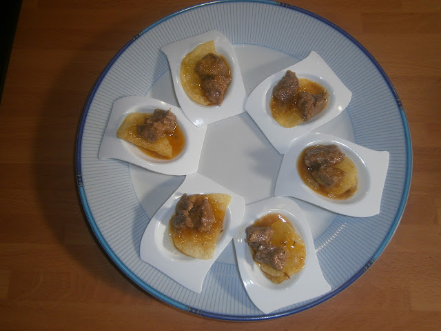 Pintxo de ternera en salsa sobre cama de patata frita - Receta Fácil Paso a Paso