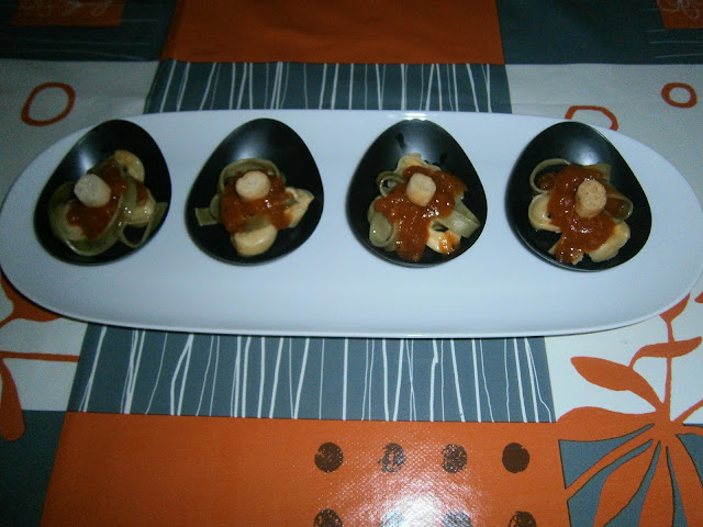Pintxo de tortellini de carne y fetuchini de espinaca con salsa de tomate