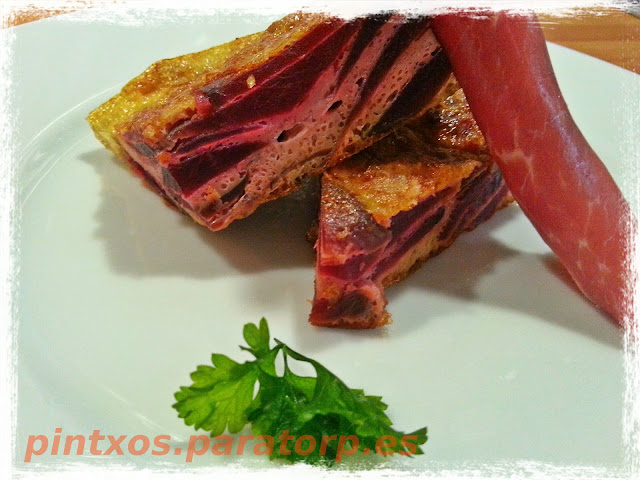 Pintxo de tortilla de remolacha con iberico - Receta Fácil Paso a Paso