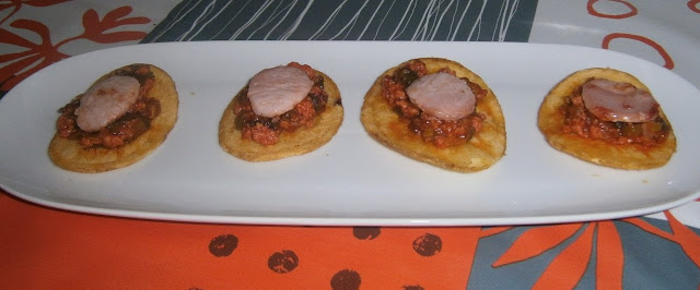 Revuelto de lomo y cebolleta bbq en cama de patata