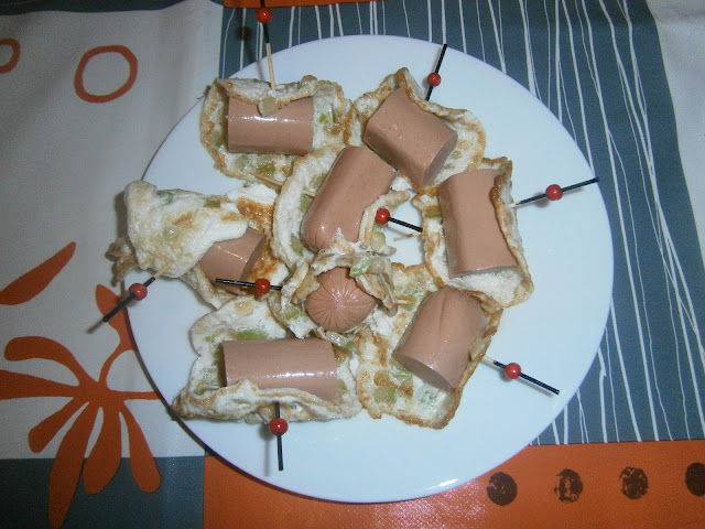 Salchicha enrollada con tortillita blanca de calabacín