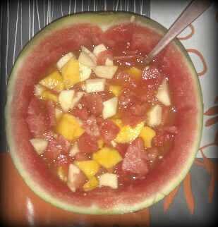 Sandia rellena de macedonia de frutas - Receta Fácil Paso a Paso