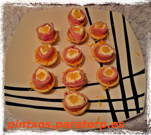 Tartaleta de mascarpone, jamon de york y piña en cama de huevo hilado