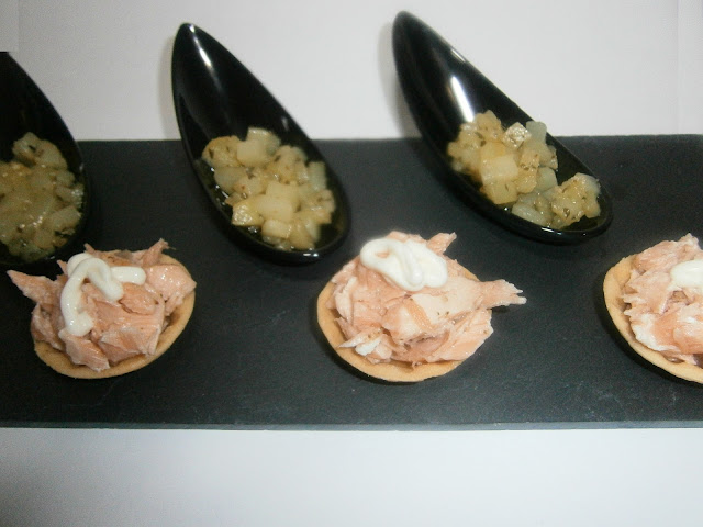 Tartaleta de migas de salmón al horno y dados de patata a la vinagreta
