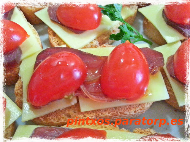 Tosta de mojama, tomate y queso - Receta Fácil Paso a Paso