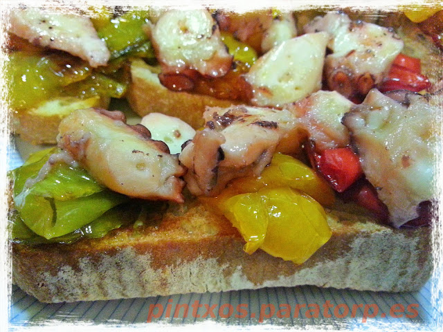Tosta de pulpo con semáforo de pimientos