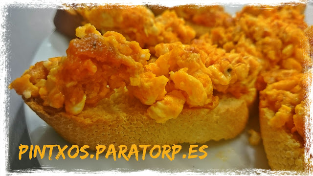 Tostas de revuelto de sobrasada