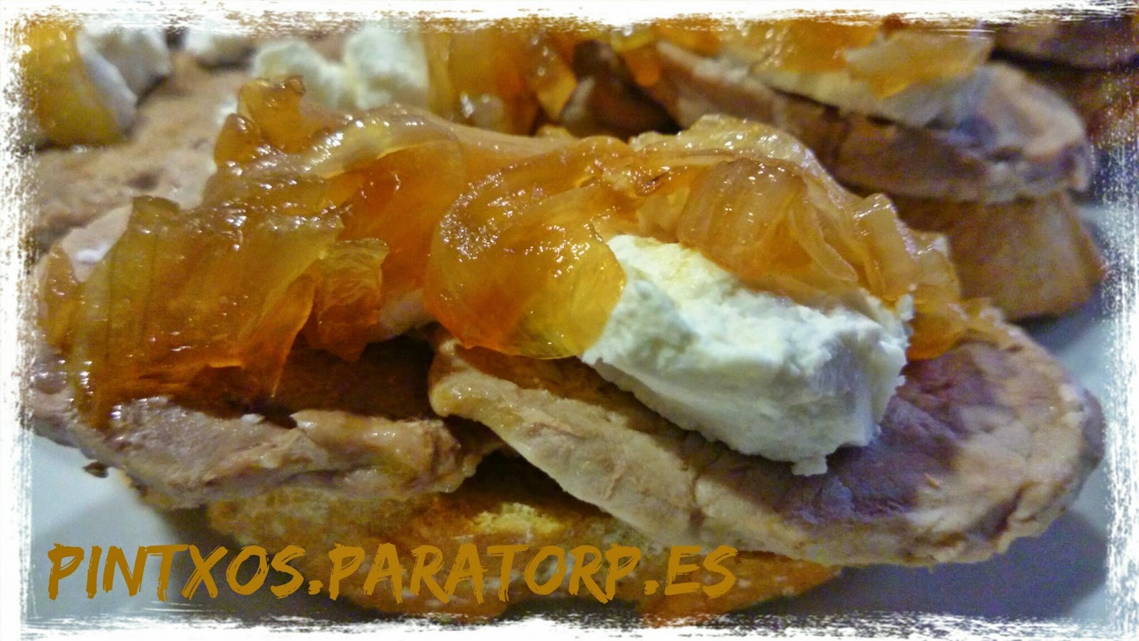 Tostas de solomillo, queso de cabra y cebolla caramelizada al oporto - Receta Fácil Paso a Paso